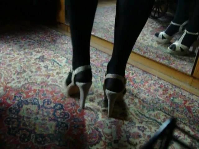 Bebek topuklu ayakkabılar altında acı çekiyor