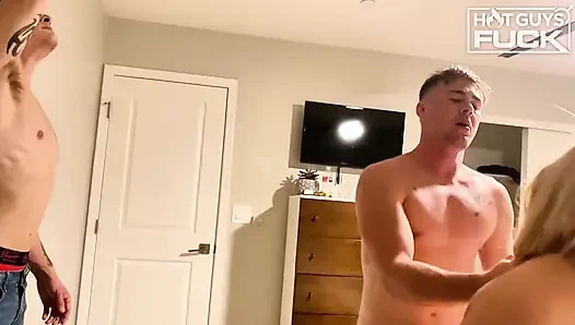 Sarışını bardan geri aldı. vur onu.