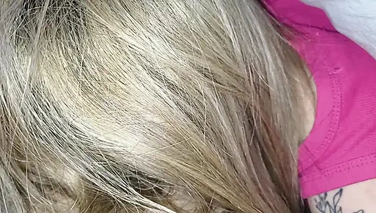 Sınıf arkadaşım geceleri battaniyenin altında sikimi sıvazlamam için beni uyandırdı.