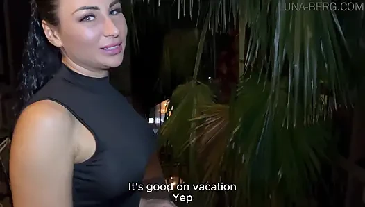 Yaramaz ateşli evli kadın tatilde bir sevgili buluyor: edepsiz bir sürtük gibi yabancıyla aldatıyor tam video