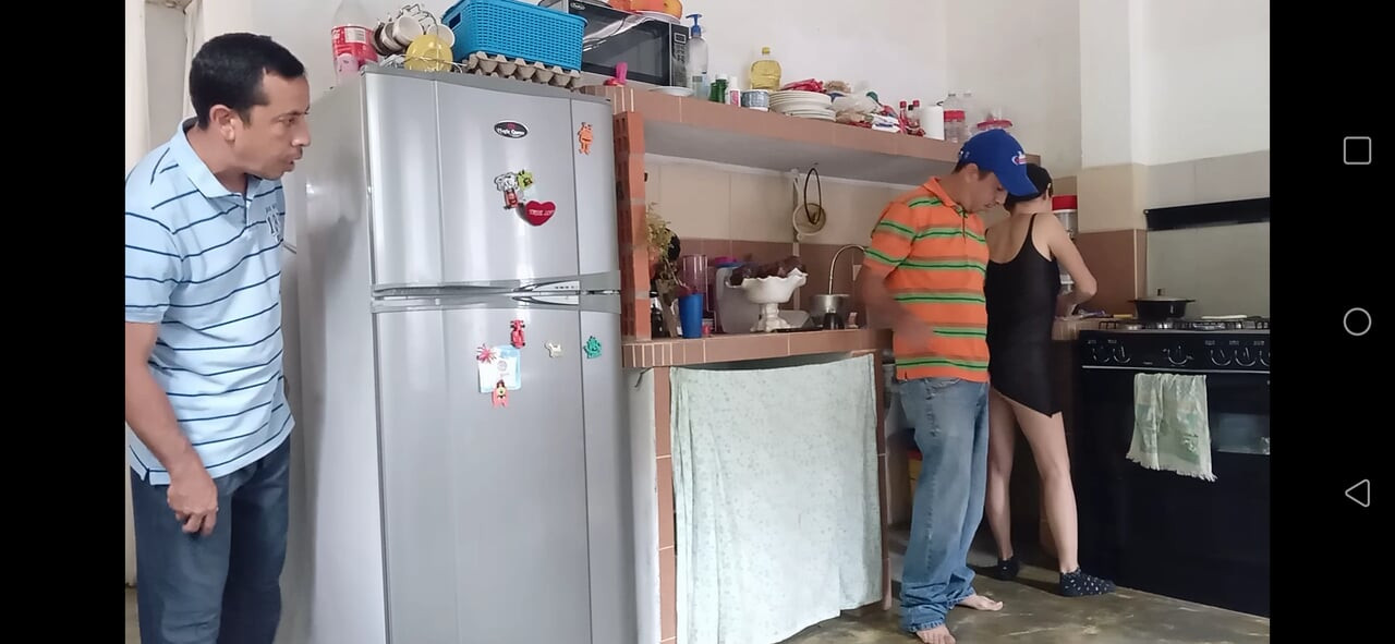 Ben sütünü yutarken üvey babası beni mutfakta sert sikerken gavat şaşırmış görünüyor.