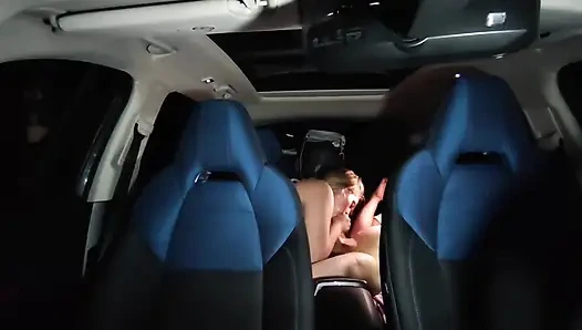 Çok heyecanlandık ve arabada seks yaptık - göt emiyor ve riskli seks yapıyor