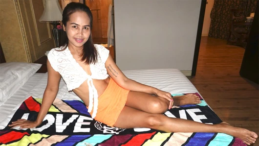 Taylandlı orta yaşlı seksi kadın beyaz kocasına ayak masajı yapıyor ve seks yapıyor