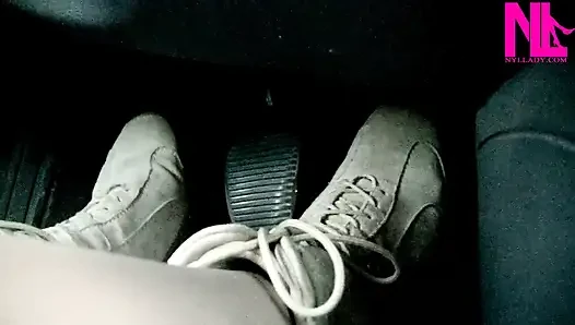 Süet yumuşak düz çizmeler içinde sürüş ve pedal pompalama