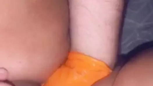 turuncu eldivenli yabancı