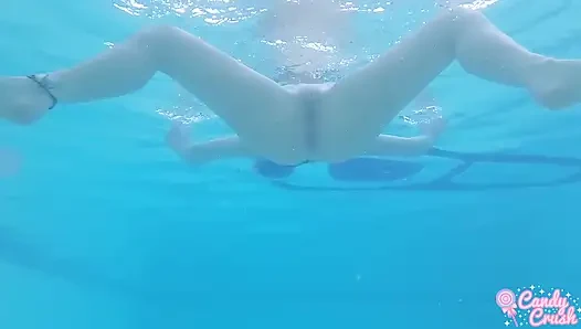 Yaramaz Brezilyalı genç kız havuzda rahatlıyor