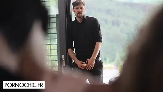 Çift evde bir misafire hoş geldin diyor