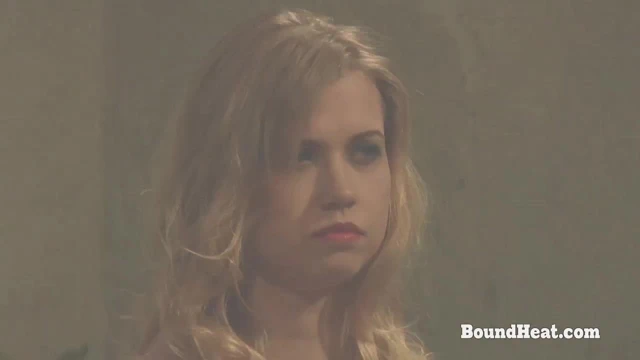 Yeni lezbiyen kız korkulu göt kırbaçlama kullanma eğitimli