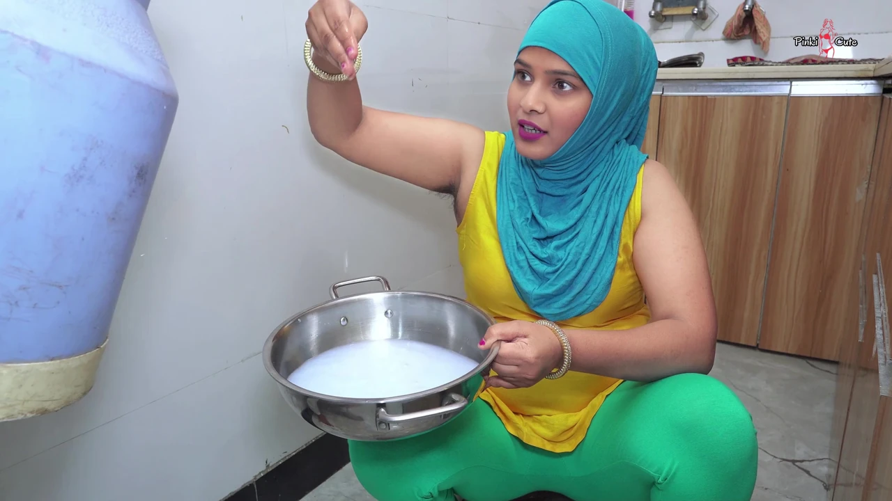When my muslim stepmom ask to milkman for jhaada, He licked stepmom’s Armpit and Fuck her in Kitchen… Viral Hindi Video.