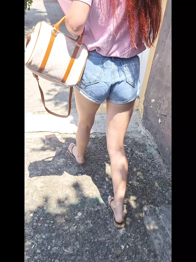 Otobüs durağında güzel bir kızıl saçlıya bakarak mastürbasyon yapmayı riske ettim ve sonunda bana mastürbasyon yapıyor