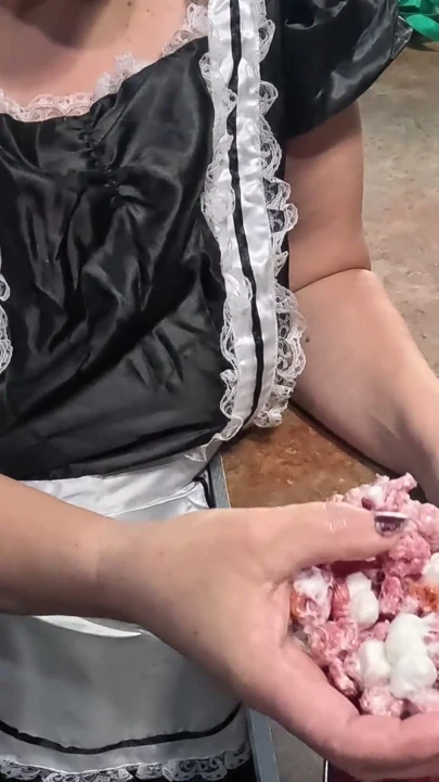 Cheryl cadılar bayramı ziyafeti çekiyor
