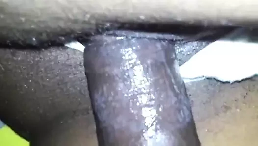 Azgın büyük göt genç üvey kızı, nazikçe inlerken üvey babasının horozunu istiyor.