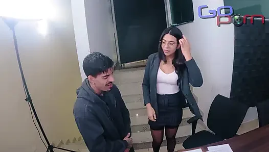 İK kızı, büyük bir penisi olduğu için adamı hemen işe aldı