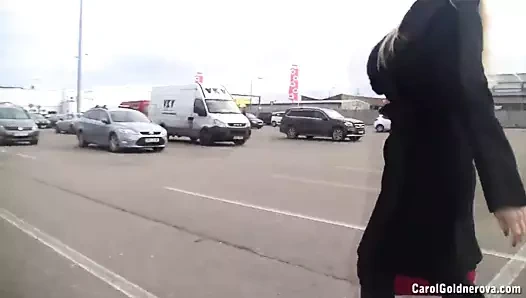 Carol goldnerova devasa göğüslerini teşhir ediyor