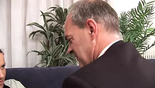 Canı sıkılan genç kız sapık üvey babası tarafından sikilmeyi kabul ediyor