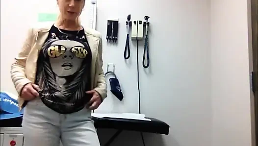 Doktor beni odasında mastürbasyon yaparken yakalıyor