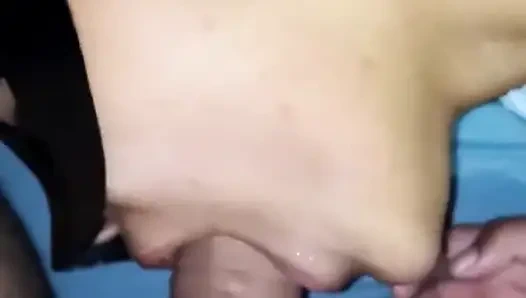 Üvey baba üvey kızına ilk kez gırtlağına kadar almayı ve işemeyi öğretiyor