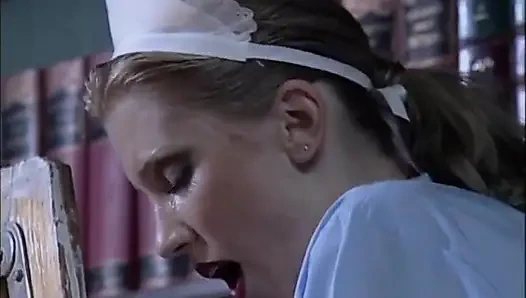 Siyah ve beyaz hizmetçi kütüphanede götünü sikiyor