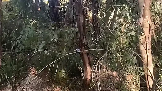 Ormanda güzel bir yabancıyla tanışıyorum, böyle bir beyefendi