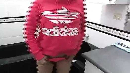 Ardientes69 - karım işerken gösteriş yapıyor ve onu kedi yıkıyor