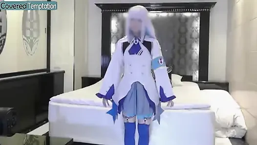 Cosplay anı ince bir yeni gelen oyuncu merakını keşfederken utangaç heyecan uyandırıyor