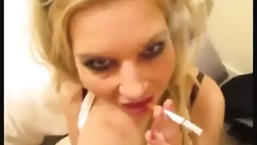 Dik sarışın smokin sluts oyuncak kedi ve emmek horoz için yüz