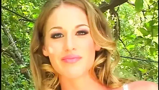 Azgın kaslı adam sol ayak suyu sarışın tatlı turtayla tekmeliyor