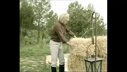 Üçlü seks - mükemmel vücutlu beatiful blondie ve redhair üvey kız kardeş üvey babasını paylaşıyor