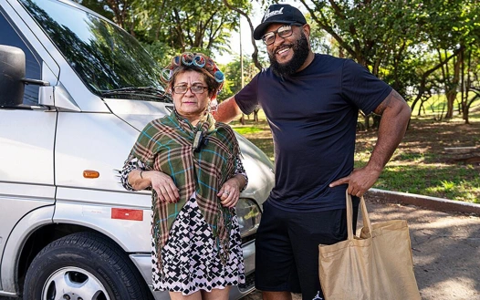 Yaşlı nineyle anal sikişiyor