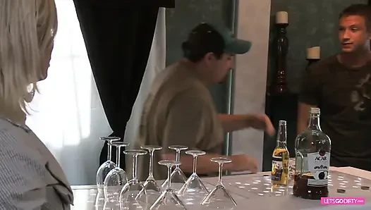 Genç delikanlının yarağı için azgın büyük memeli orta yaşlı seksi kadın