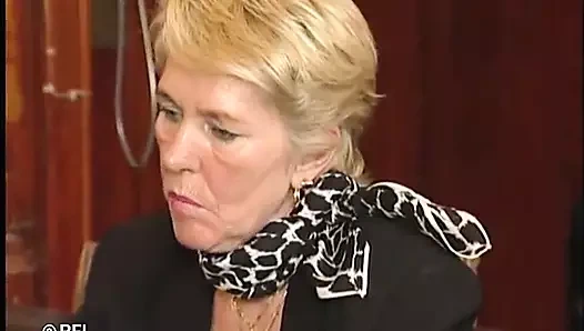 Yerel barda nineyle takılıyor