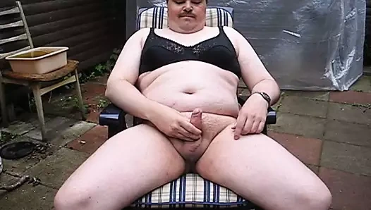 Holger masturbiert im BH