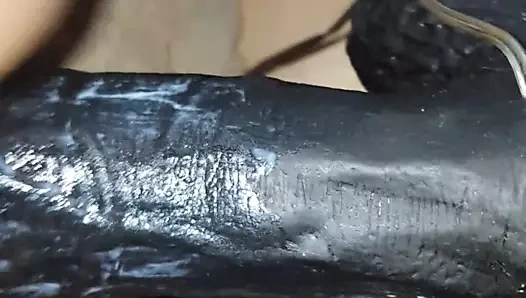 Hanım kremalıyor ve ısınıyor