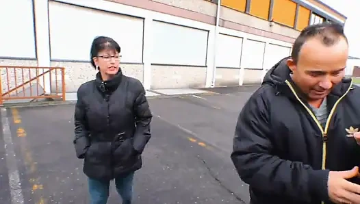 Orta yaşlı seksi kadın arabada parmaklıyor