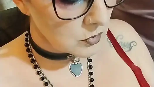 Orta yaşlı seksi kadın sutyen içinde sigara içiyor