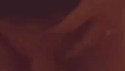 Dolgun güzel kadın erkek arkadaşının aletini klitoris oyuncağı olarak kullanıyor