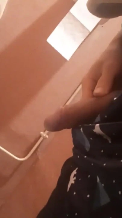 Bu seksi twink birkaç gün boyunca ereksiyonlu bir sabah ereksiyonla uyandığında nasıl işiyor | Klip 1
