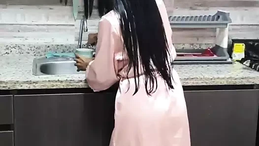 Mutfağa gittik ve sonunda sikişiyoruz