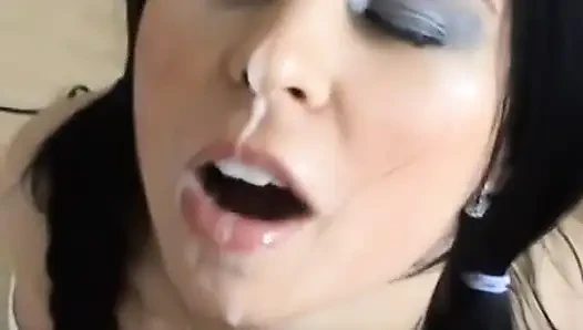 Tina Jay'in yarağını emiyor ve 31 çekiyor