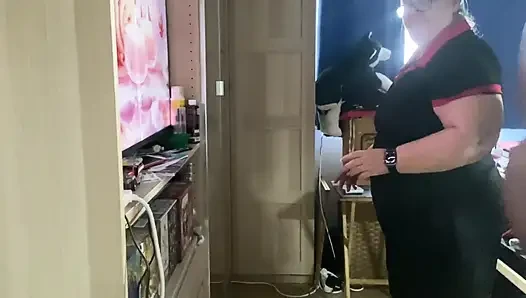 Becerikli nine damlayan kadının her yerine boşalmak için siyah yarağı baştan çıkarıyor ve ortalığı dağıtıyor