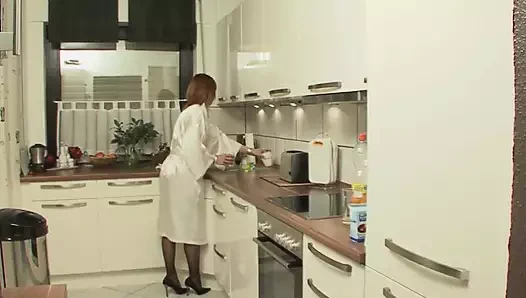 Kırmızı iç çamaşırlı orta yaşlı seksi kadın mutfak tezgahında domaltmalı