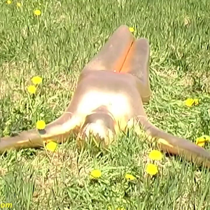 Tenli altın taytlı catsuitli seksi zenci bebek açık havada poz verdi