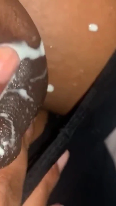 Yakın çekim büyük göğüslerimi sağıyor