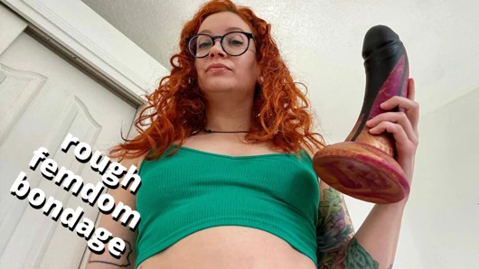 Bağlı, ağzı tıkalı külotlu çorap büyük dildoyla götünü parçalıyor - Veggiebabyy Manyvids'te tam video