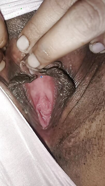Heyecanlı öğrenci genç ıslak amcığını gösterdi ve orgazm oldu - luxuryorgasm