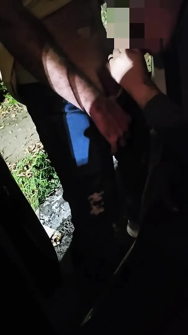 Yaptığına inanılır gibi değil. Yaramaz ateşli evli kadın yaraklı erkekle sikişiyor