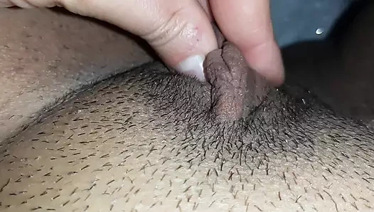 Büyük klitoris ve labia'mı yoğun bir orgazm için mastürbasyon yapıyorum