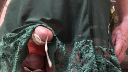 Travesti sert ve uzun elleri elektriksiz boşalıyor