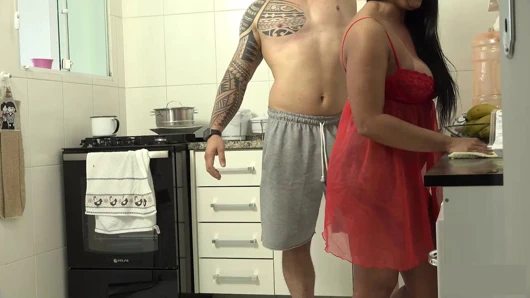 Kız arkadaşının evinde kaldı ve gecenin bir yarısı seksi annesini yemeye başladı.