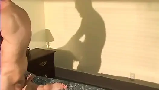 Esmer cuie pie siyah deri çizmeleri içinde sevişmeyi tercih ediyor